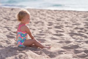 bambina sulla spiaggia
